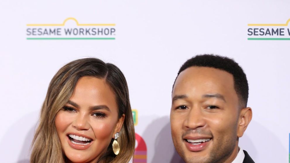 Chrissy Teigen, mesaj pentru John Legend: “Este ca și cum cineva mi-a furat soțul, iubirea vieții. Nu este ciudat?”