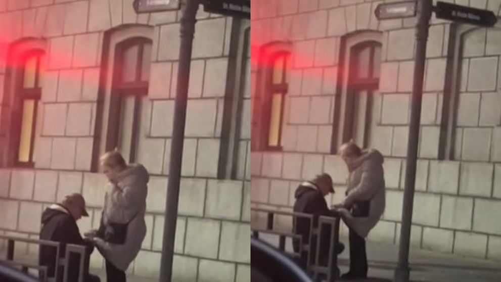 Imagini înduioșătoare surprinse pe o stradă din Iași. Un bătrânel a fost filmat în timp ce se pune în genunchi și închide fermoarul soției:„Şi tu încă aştepţi ca...”