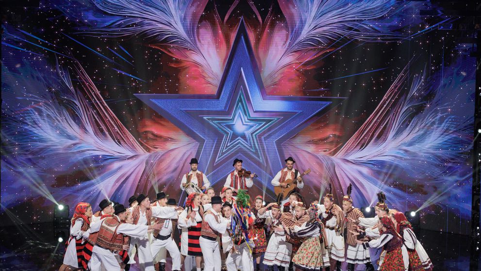 Ansamblul Cercănelul a ridicat sala în picioare cu dansul tradițional din Borșa, adus pe scena de la „Românii au talent”. Prestația maramureșenilor s-a încheiat în ropote de aplauze: „E foarte frumos să vezi momentele astea aduse pe scenă. Din păcate, se cam uită”