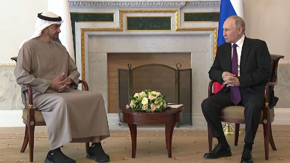Jurnaliștii ruși, surprinși de gestul lui Vladimir Putin, la finalul întâlnirii cu șeicul Mohammed bin Zayed al-Nahyan