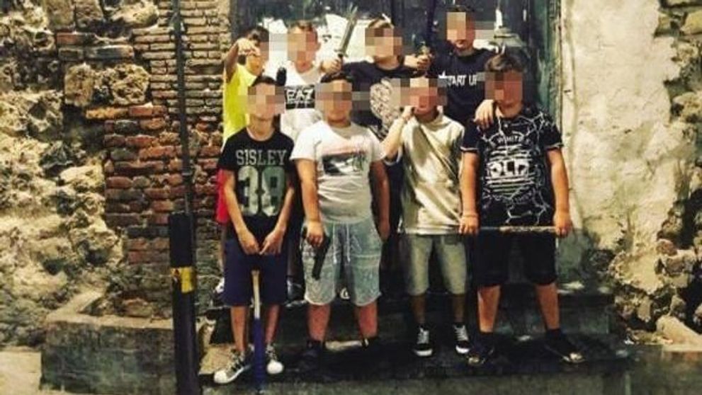 Pare o gluma insa nu este! O banda de copii terorizeaza orasul Napoli dupa ce si-au luat pistoale si sabii