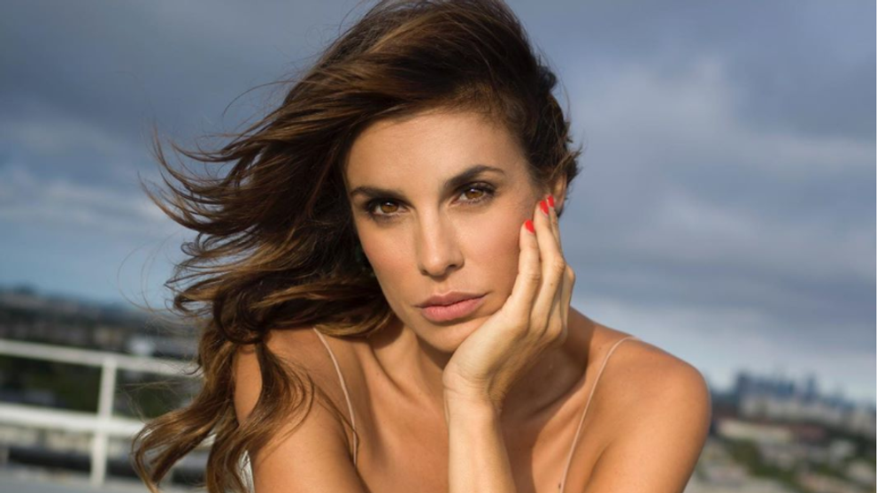 Elisabetta Canalis a pozat nud în piscină. Fosta iubită a lui George Clooney este într-o formă perfectă