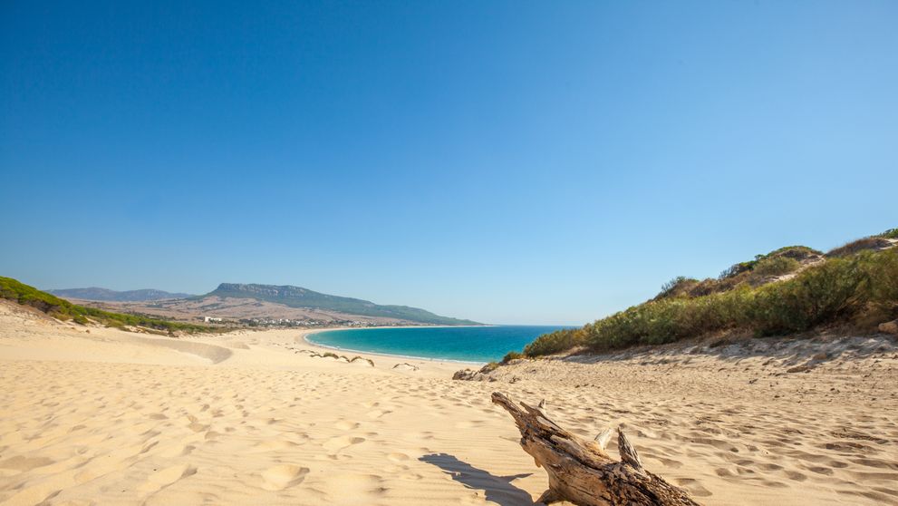 Orașul european în care te simți ca în Bali. Marea e turcoaz, zborurile ieftine, iar peisajele sunt spectaculoase