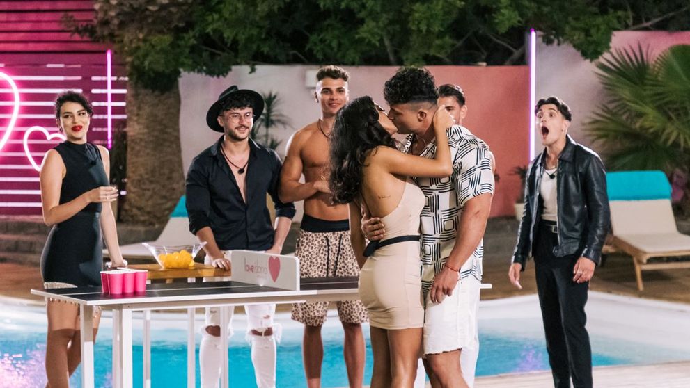Love Island, 2 octombrie. La jocul de beer pong cu provocări, s-a lăsat cu orgasme mimate și sărutări pătimașe