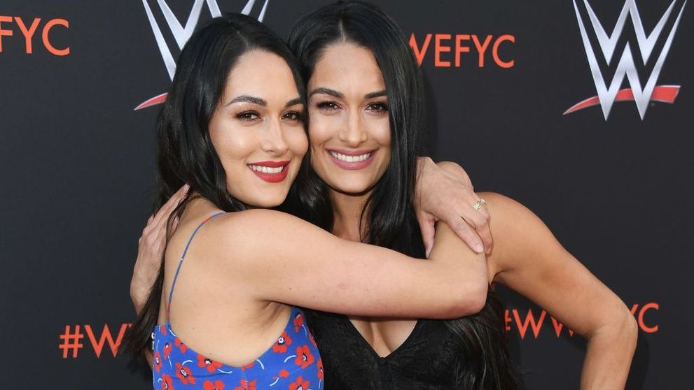 Nikki Bella și sora ei geamănă au născut băieți la o zi distanță una de alta