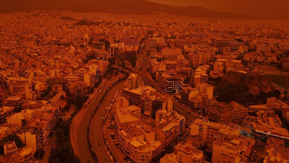 Imagini apocaliptice cu praful saharian care a acoperit și România. Cerul din Atena a devenit portocaliu. Efectele spectaculoase