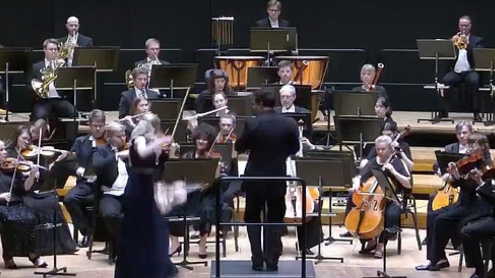 Momentul viral când un dirijor dă de pământ cu o vioară de 1 milion de lire sterline, în plin concert
