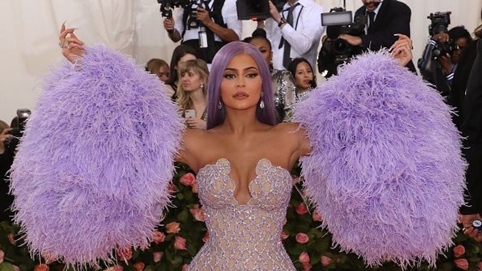 Kylie Jenner își enervează fanii care au fost deranjați de modul în care taie tortul. Ce răspuns le-a dat