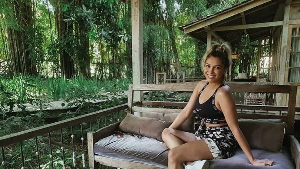 Cu un ochi râde, cu altul plânge! Cum s-a fotografiat Lora pe Instagram