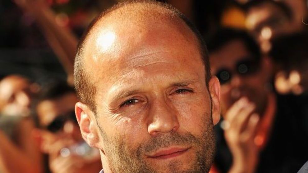 10 lucruri pe care nu le stiai despre Jason Statham. Isi face aproape toate cascadoriile singur si are o logodnica model