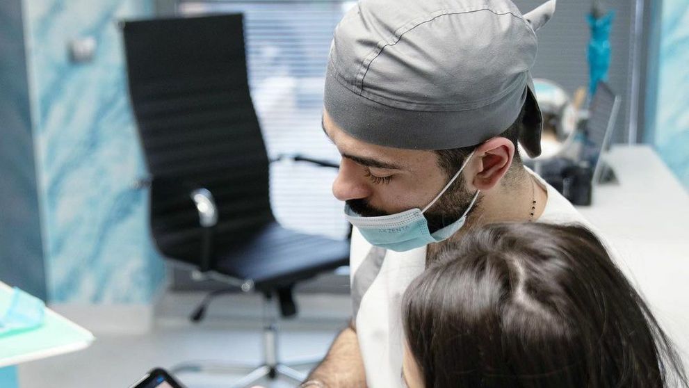 (P) Totul despre fațete dentare cu Dr. Jona Yousif. Obține acum un zâmbet natural cu ajutorul House of Beauty Clinic
