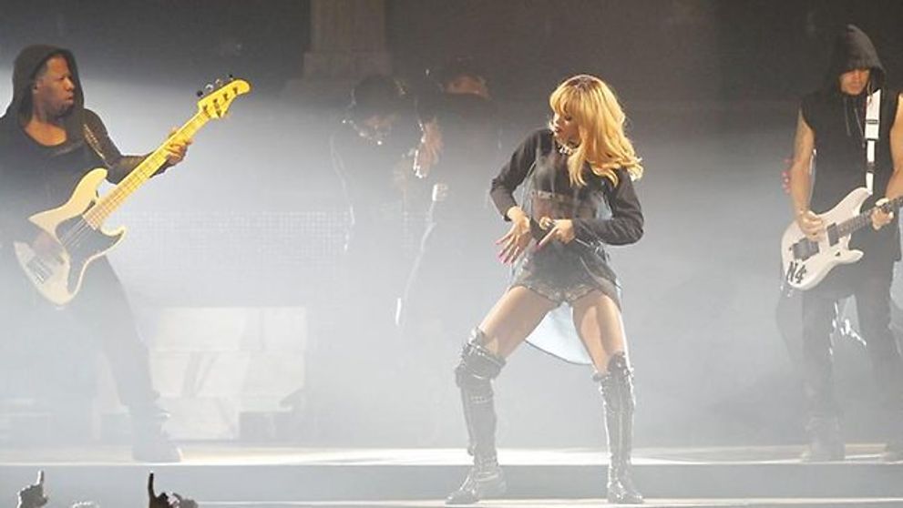 Rihanna si-a infuriat fanii la ultimul concert. Ce a facut pe scena