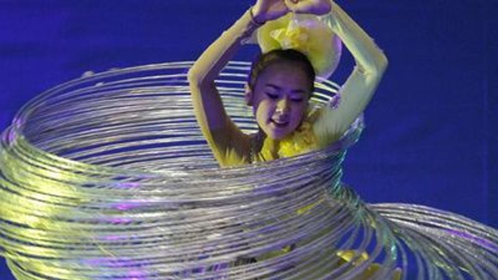 INCREDIBIL! Hula hoop cu 150 de cercuri in acelasi timp! VIDEO