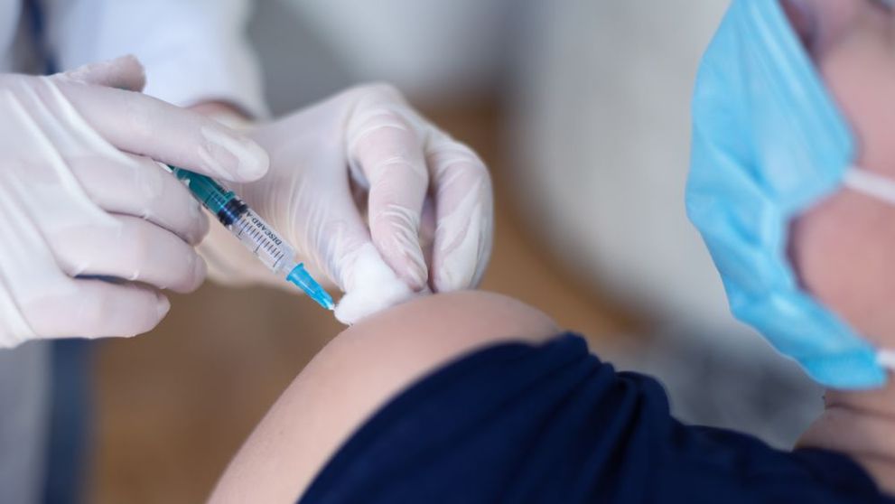 Rusia vrea să ia o decizie inedită: Persoanele nevaccinate să nu-și mai poată cumpăra alcool