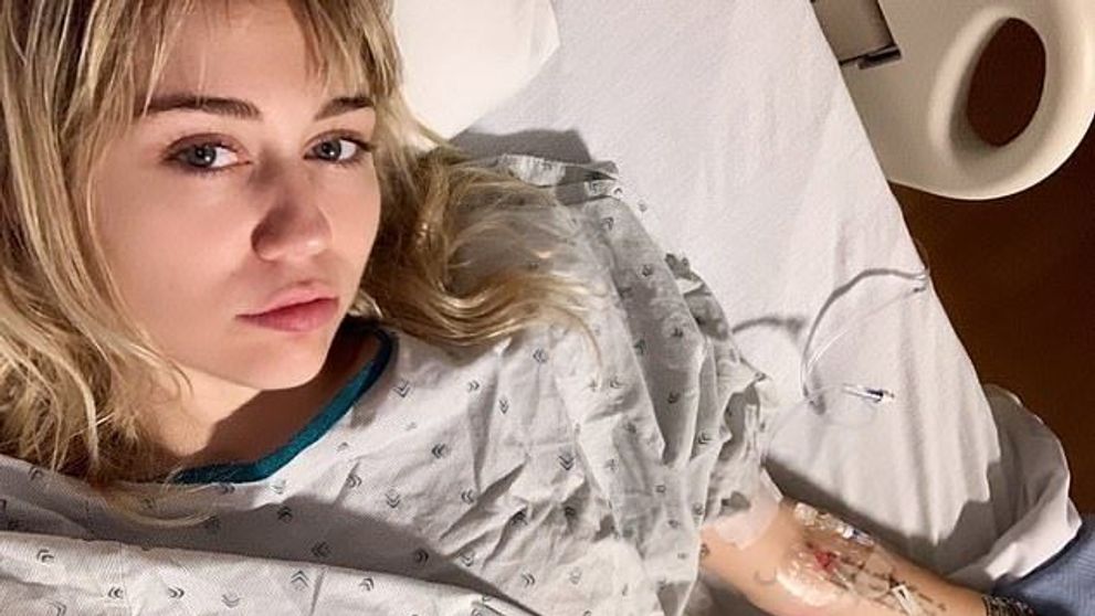 Miley Cyrus, pe patul de spital. Vedeta a fost supusă unei operații