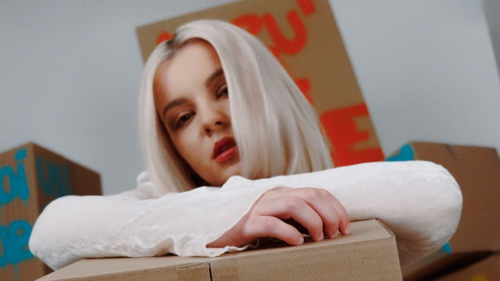 Delia Rus lansează noul single „Mi-am schimbat adresa”! Cum sună cea mai nouă piesă a artistei
