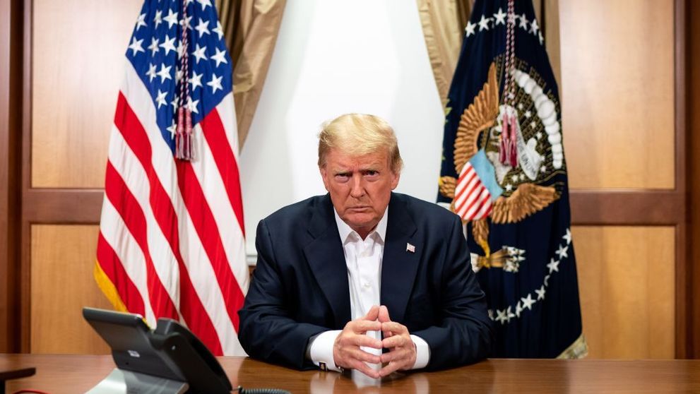 Bolnav de Covid-19, Donald Trump a ieșit din spital ca să salute mulțimile. Cum au reacționat medicii