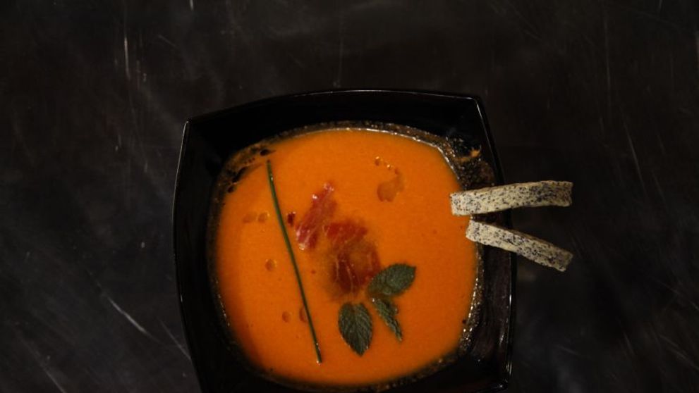 Reteta Valentin Metesan: Salmorejo (supa crema rece cu tortite de couscous si mac)