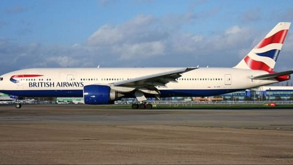Pilot unui avion, evacuat de politie din cabina de pilotaj