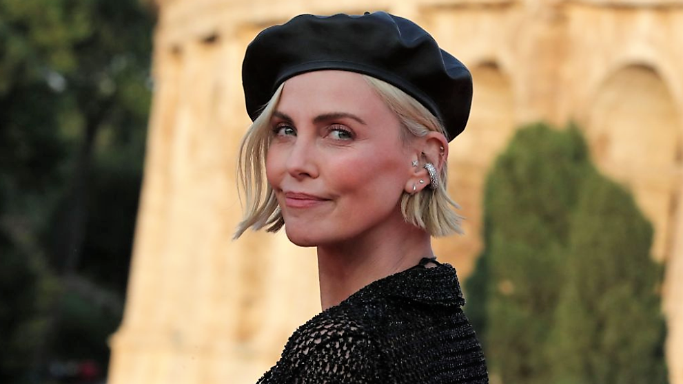 Charlize Theron, surprinsă de mână cu un fotomodel mai tânăr. Cine este noul iubit al actriței