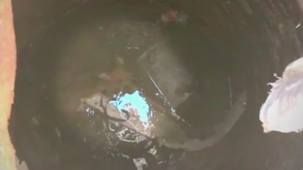 A auzit zgomote ciudate dintr-un canal vechi. A facut o poza si si-a dat seama imediat ca trebuie sa faca ceva