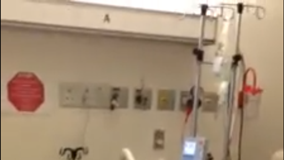 Sunt cei mai mari fani ai filmului Frozen. Ce fac o fetita internata in spital si asistentul care are grija de ea