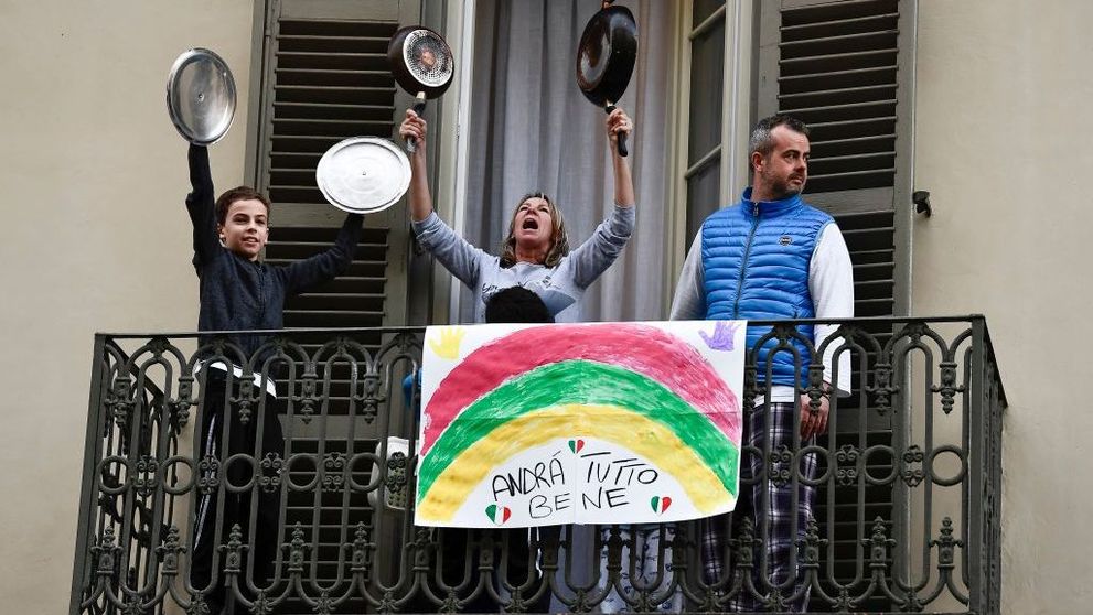 Imagini virale. Italienii izolați la domiciliu cântă în balcoane pentru a-și ridica moralul
