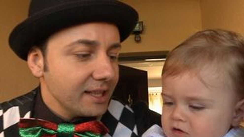 Catalin Maruta, costumat in clovn, i-a urat  “La multi ani” lui Petrus Roma! 