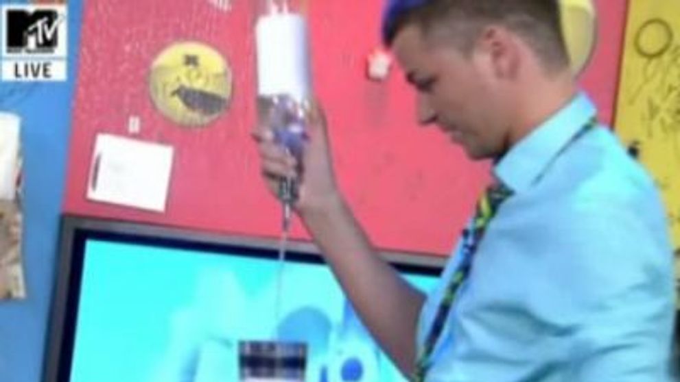 Valentin Luca a facut magie cu un shaker si o sticla la LOL cu GreeG si Onuc! SUPER VIDEO!