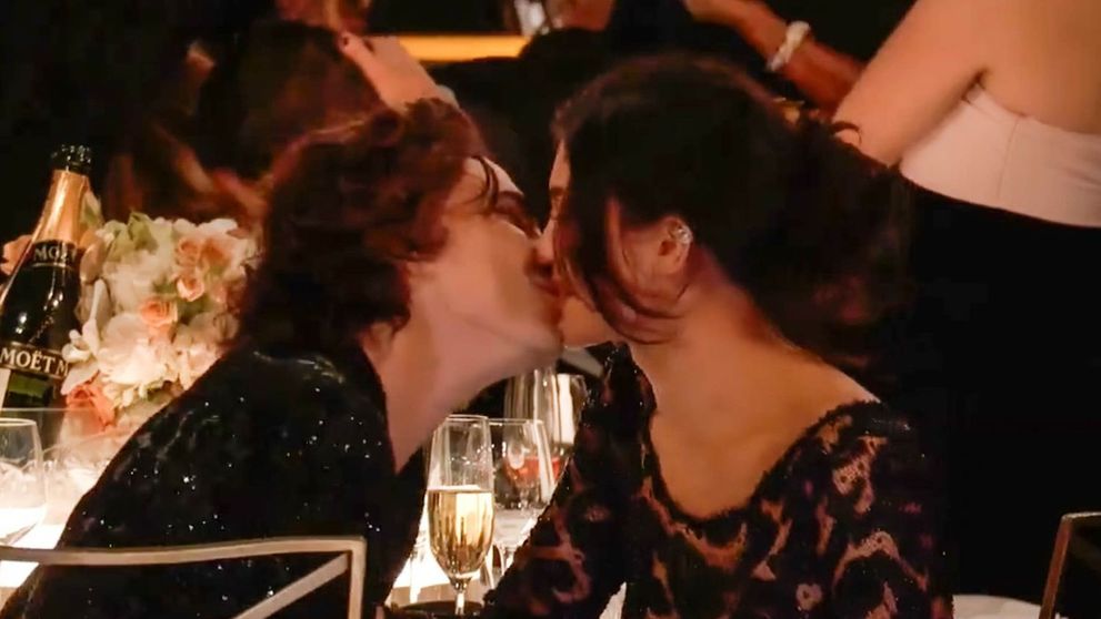 Cel mai viral moment de la Globurile de Aur, descifrat! Ce și-au spus, în realitate, Kylie Jenner și Timothée Chalamet înainte să se sărute