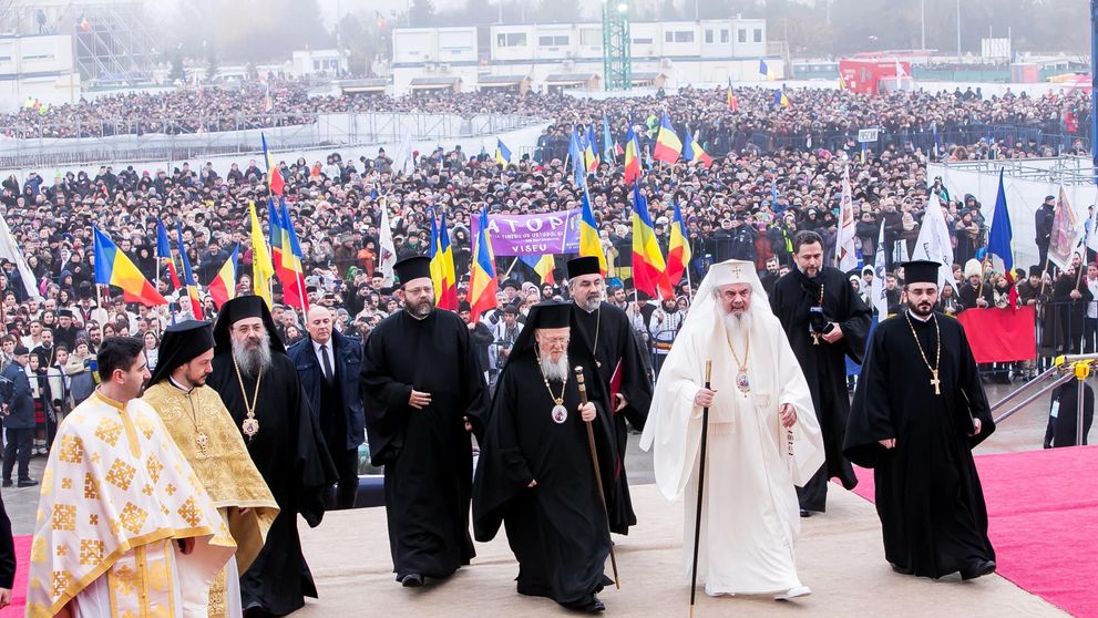 Îndemn la rugăciune pentru ferirea de furtuni şi inundaţii. Patriarhia Română: Vor bate clopotele bisericilor pentru dispersarea norilor