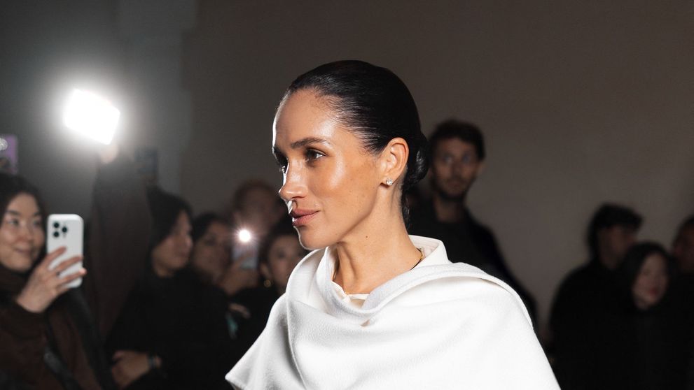 Meghan Markle, ironizată pentru apariția ei la Paris. Fanii cred că s-a făcut de râs: ”Zoolander înfășurat în hârtie igienică... a doua venire a lui Mesia”