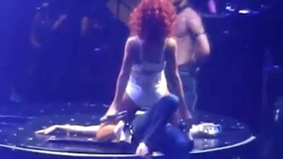 Rihanna dans incendiar cu o fana in deschiderea turneului 'Loud'! VIDEO