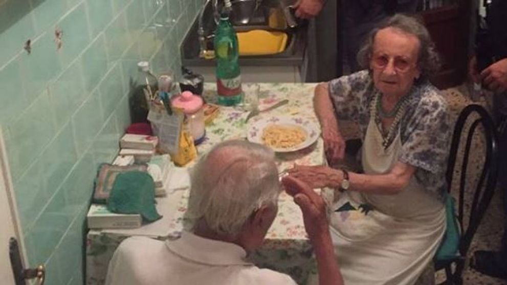 Vecinii au chemat politia pentru ca un cuplu de batrani nu se oprea din plans. Ce au gasit ofiterii cand au ajuns la ei