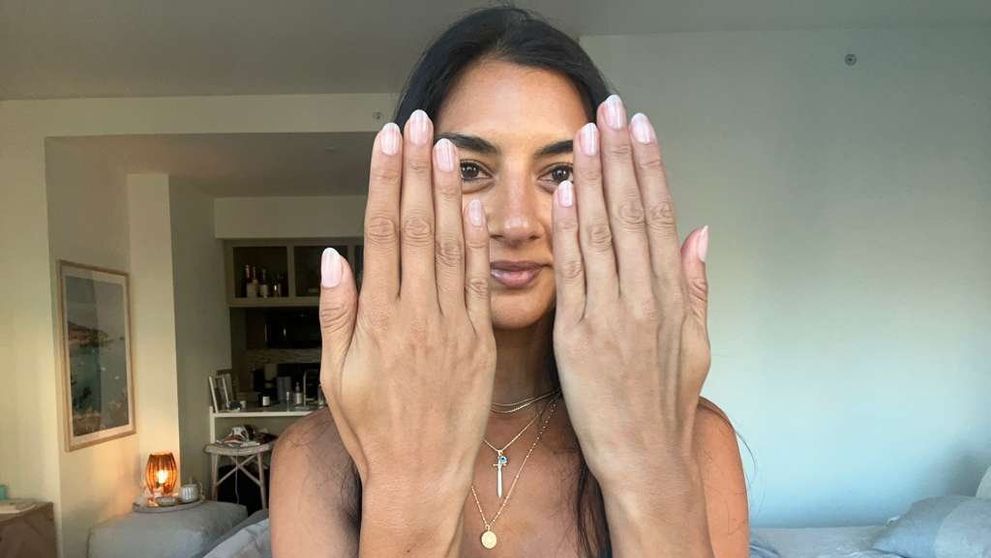 Este model de mâini și câștigă într-o singură zi cât alții în două luni! Ce sacrificii face această tânără pentru jobul ei