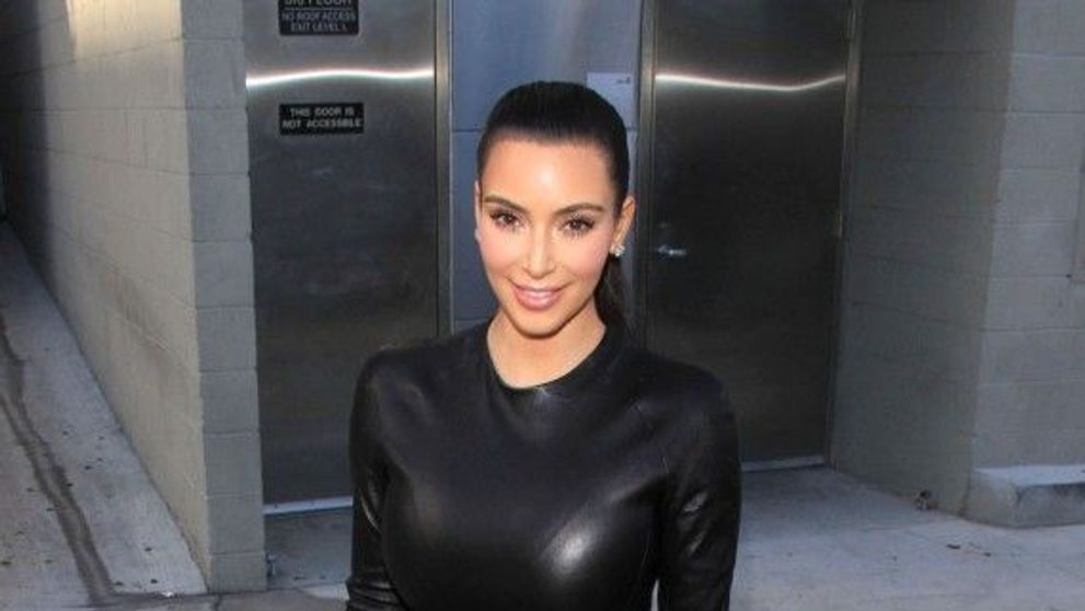 Este voluptoasa si poarta cele mai stramte rochii. Vezi in ce ipostaza jenanta a aparut Kim Kardashian la TV