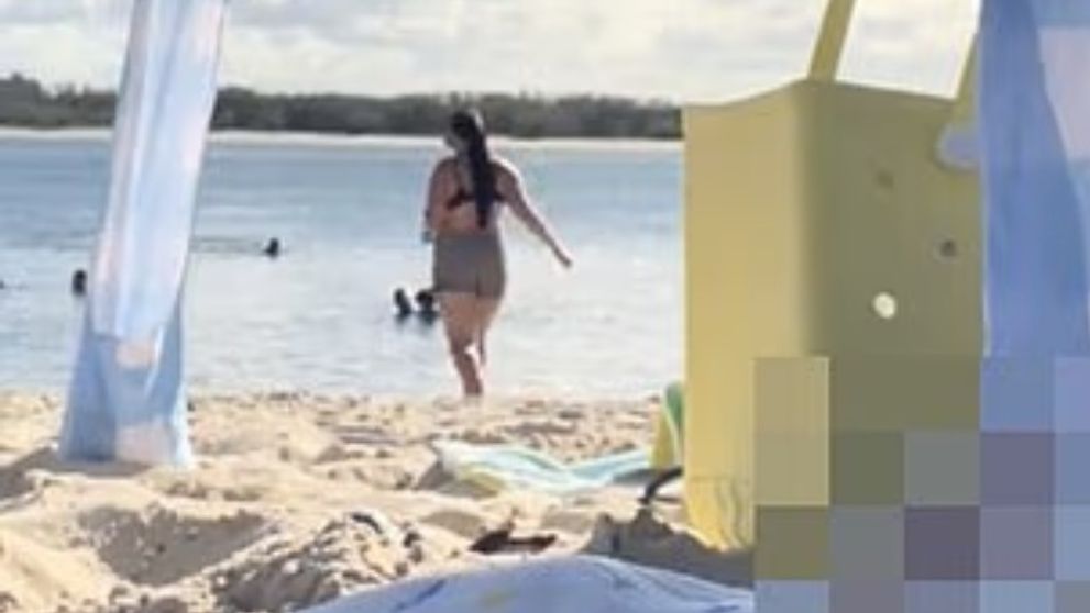 O influenceriță și-a lăsat bebelușul să doarmă singur pe plajă, în timp ce ea a plecat să înoate în mare. Imaginile i-au șocat pe urmăritorii ei