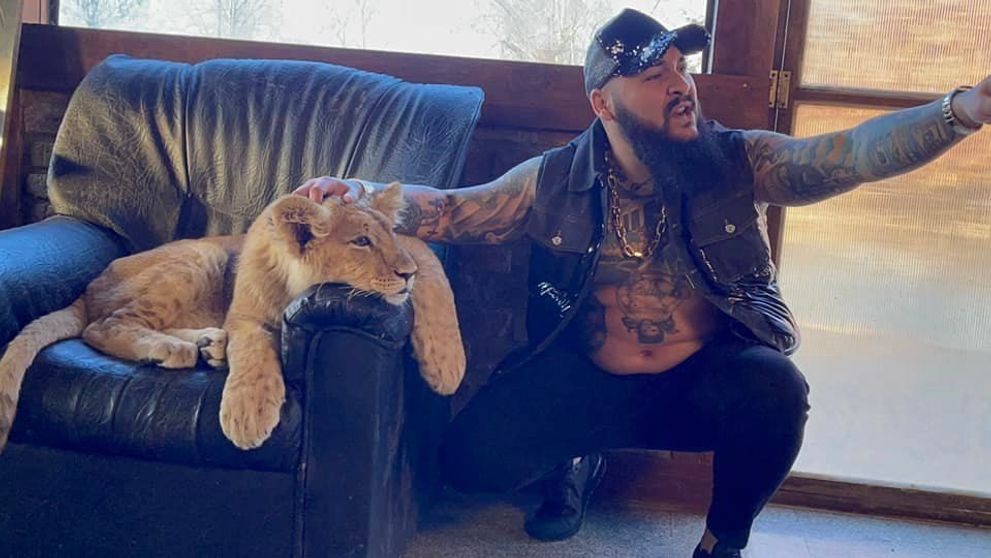 Dani Mocanu revine la vechile năravuri! Manelistul a lansat un nou clip în care apare alături de un leu