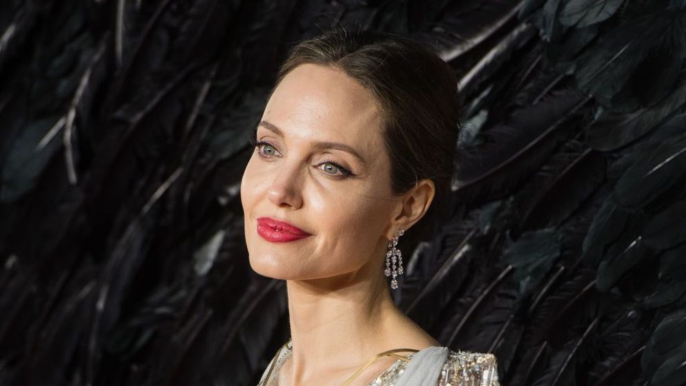 Cât de frumoasă era mama Angelinei Jolie în tinerețe. Cele două seamănă ca două picături de apă