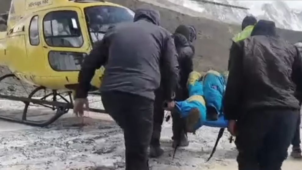 Un ghid turistic, dispărut șase zile pe Everest, a fost găsit în viață. Cum a supraviețuit bărbatul de 52 de ani: „Mă dureau dinții”