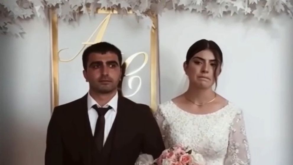 Părinții s-au supărat după ce internauții i-au numit pe cei doi „cei mai triști miri din istorie”. „Mireasa mai are puțin și izbucnește în plâns”