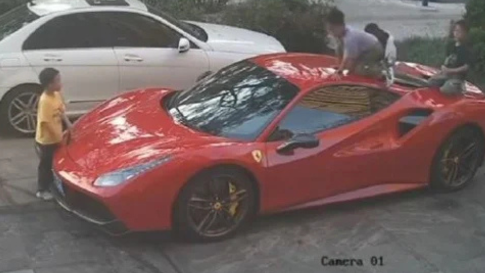Momentul în care patru copii vandalizează un Ferrari de aproape 700.000 de dolari. Ce au surprins camerele de supraveghere