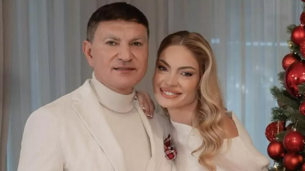 Cristi Borcea, schimbat total din cauza operațiilor estetice. Milionarul a ajuns ținta glumelor, după ce Valentina Pelinel a postat mai multe fotografii alături de el: „Oameni care n-au ce face cu banii și se transformă în monștri”