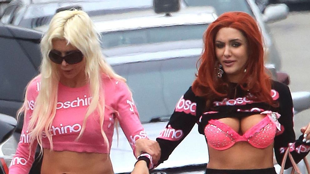 A avut nevoie de sprijinul prietenei pentru a putea merge. Cum a aparut blonda din imagini pe strada