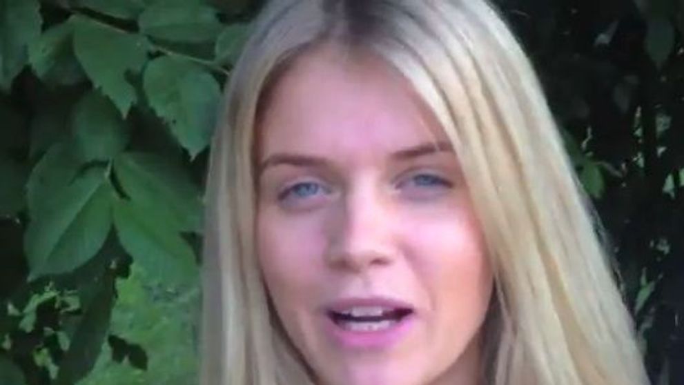 Cu blondele nu te pui. Ce pateste o bruneta sexy, intr-o decapotabila, pentru ca a fost lipsita de bun simt: VIDEO