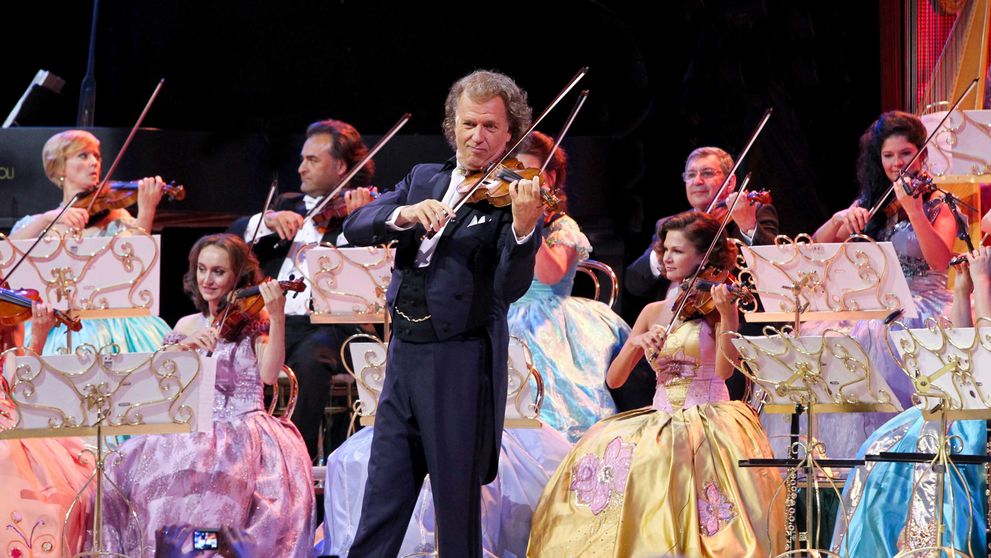 André Rieu, maestrul care aduce muzica clasică mai aproape de sufletele oamenilor, vine la Cluj: Noi bilete disponibile pentru concertele de la BT-Arena