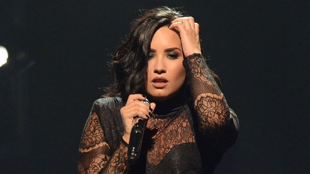 Se mandreste cu formele ei in orice conditii. Aparitie extrem de sexy pentru Demi Lovato la un concert