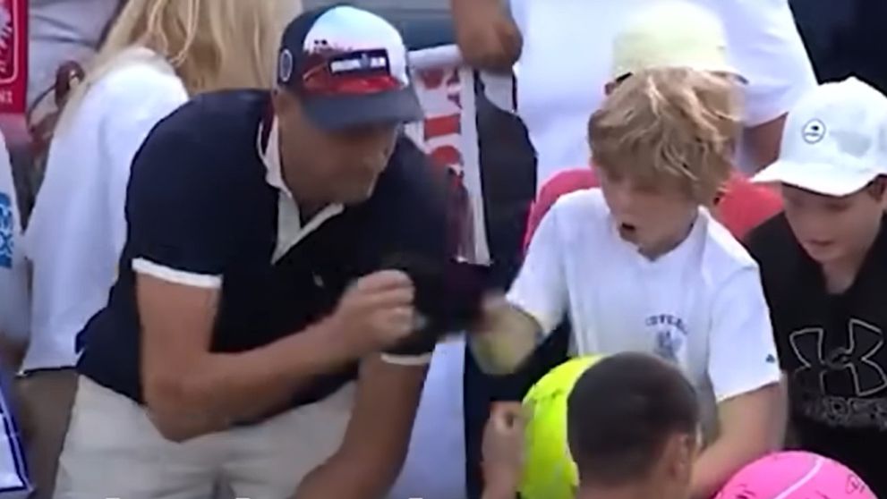 Un CEO milionar, cel mai detestat om de pe internet după ce i-a furat unui copil șapca dăruită de un tenismen la US Open. Momentul, surprins pe camere