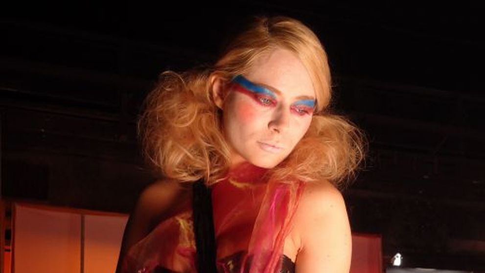 Laura Cosoi apare in cel mai recent videoclip al trupei britanice Hurts