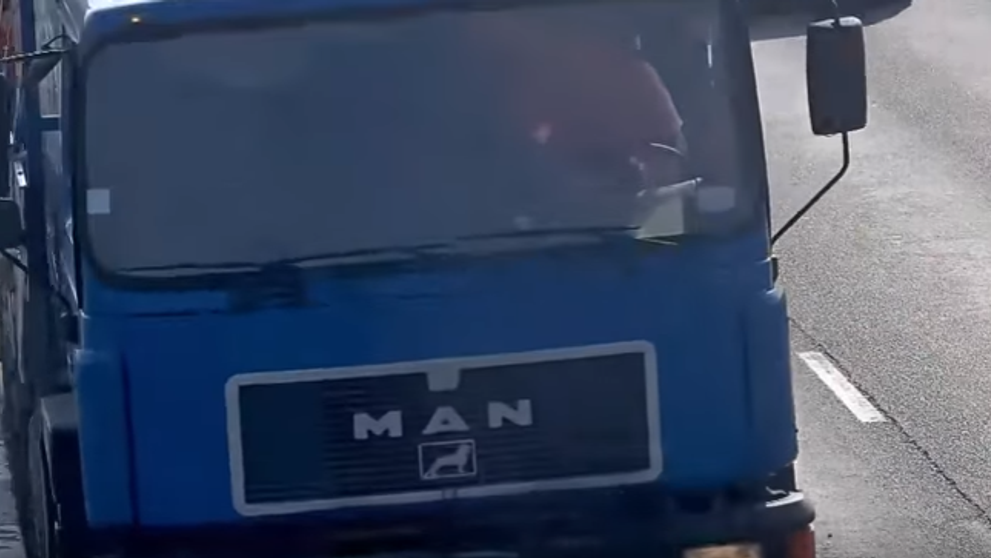 Cati oameni ar fi procedat la fel? A observat ceva ciudat pe autostrada si a oprit imediat masina. Ce face mai apoi merita aprecierea noastra